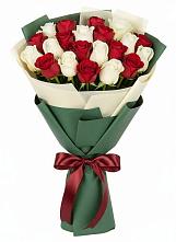 Букет Микс из красных и белых роз в Етеревской