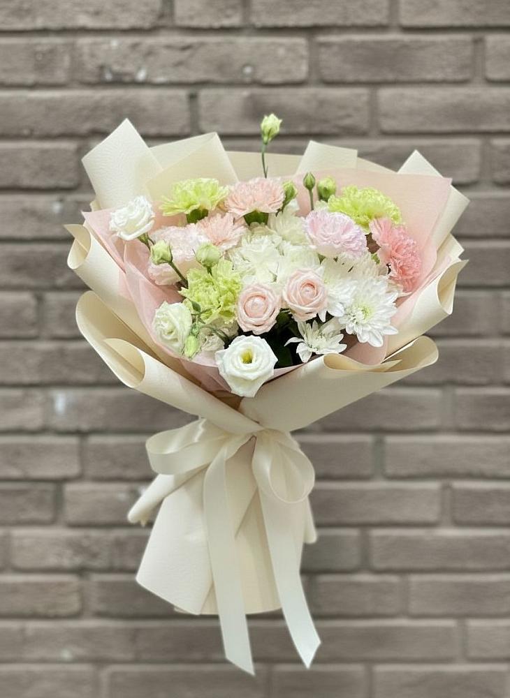 Букет цветов из: Гвоздики, Розы, Лизиантусы и Хризантемы в Етеревской