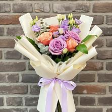 Букет цветов из:  Лизиантусы и Розы в Етеревской