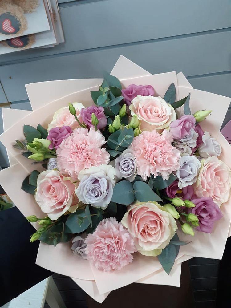 Букет цветов из: Розы, Гвоздики и Лизиантусы в Етеревской